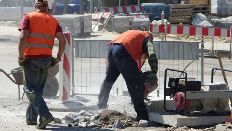 Szef zabronił im w upały pracować w krótkich spodenkach! Na 2 dzień popłakał się ze śmiechu na ich widok!