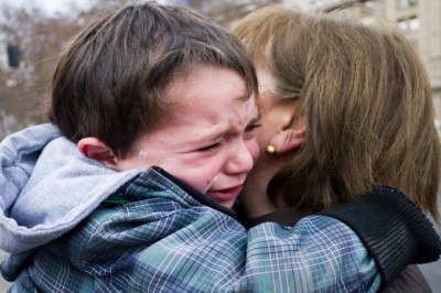 Jej syna nie wpuszczono na apel z okazji zakończenia szkoły! Na świadectwo musiał czekać na korytarzu! 