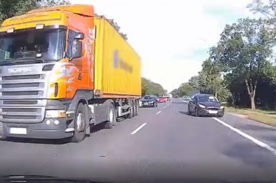 Nagranie jak kobieta leciała na czołówkę podczas wyprzedzania TIRa na S7!