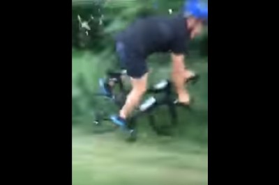 Myślisz, że widziałeś chamskie zachowanie?! To zobacz co zrobił ten typ w aucie z rowerzystą! 