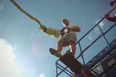 Skok na bungee bez uprzęży! Tak się to robi gdy ma się jaja ze stali :D