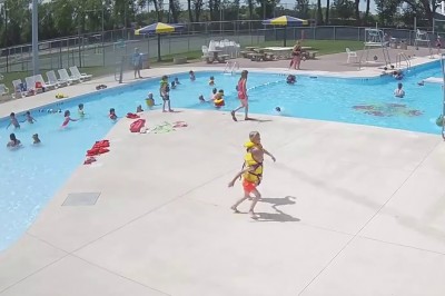 Tonący chłopiec uratowany przez ratowniczkę w ostatniej chwili! Brawo za szybkość i spostrzegawczość!