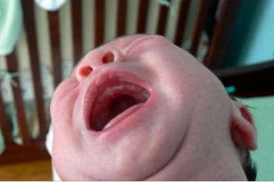 Zrozpaczona mama próbuje połączyć główkę dziecka z tułowiem! Ta prawdziwa historia jest wstrząsająca!