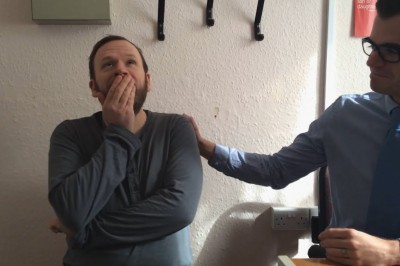 Wzruszający moment, w którym ojciec czwórki dzieci słyszy ciszę po raz pierwszy!