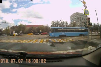 Dziewczyna w słuchawkach wchodzi prosto pod tramwaj! Nawet się nie rozejrzała!