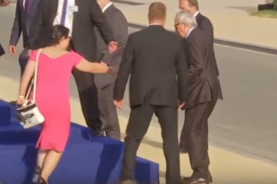 Pijany Przewodniczący Komisji Europejskiej Jean-Claude Juncker ledwie stoi na nogach!