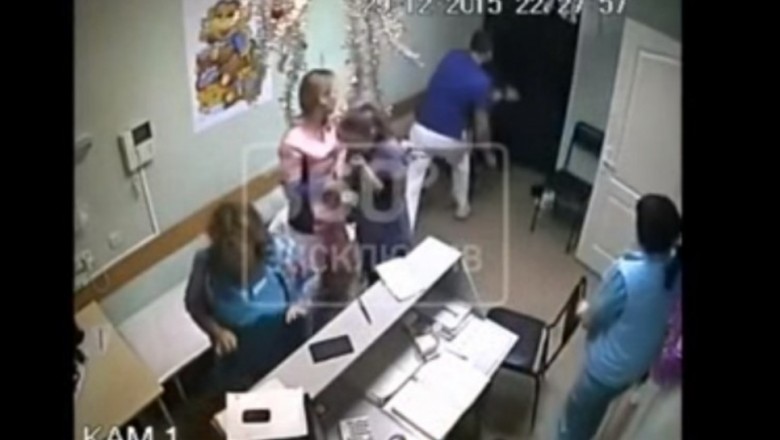  Nie ma takiego dotykania! Lekarz na oddziale ratunkowym nokautuje dwóch gości!