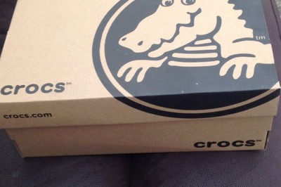 Crocsy na wysokim obcasie to ma być hit tego lata! Ich cena powala! 