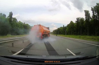 Ziomek oszukał przeznaczenie! Wyprzedzasz cysternę lewym pasem, a tu taka akcja!