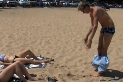 Tak się podrywa! Żadna dziewczyna na plaży nie oprze się tej prostej sztuczce!