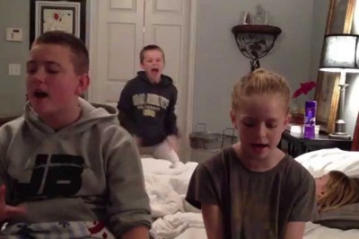 Rodzeństwo chciało zaśpiewać znaną piosenkę! Jednak brat który pojawia się nagle z tyłu kradnie całe show! 