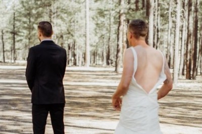 Czekał żeby zobaczyć pannę młodą pierwszy raz w sukni ślubnej! Gdy się odwrócił przeżył prawdziwy szok! 