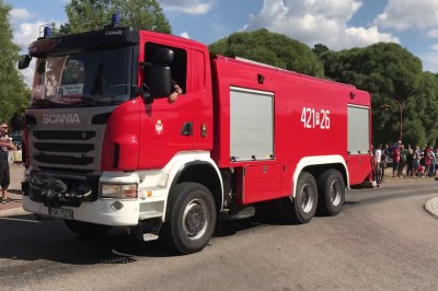 Mega akcja! Mieszkańcy szwedzkiego miasteczka witają polskich strażaków :D