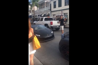 Chciał zabłysnąć, a odwalił konkretną żenadę przed dziewczyną! Popis ziomka w Lambo!