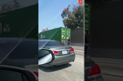 Taka jazda na gapę to już przesada! Złapał się naczepy TIRa i leciał autostradą!