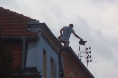 Prawdopodobnie po dopalaczach wlazł na dach i rzucał dachówkami w ludzi i auta - Kłodzko!