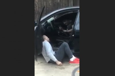 Zapakował kolegę za kierownicę i chciał odjechać! Kompletnie porobieni panowie w akcji!