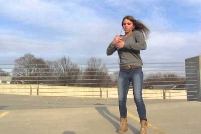 Wkłada słuchawki i po prostu zaczyna tańczyć! Niesamowity pokaz freestyle!