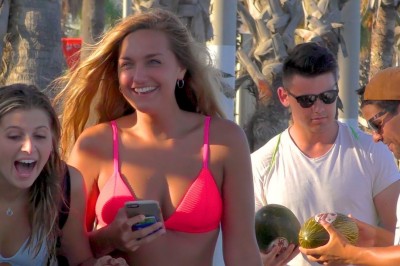 „Mogę dotknąć twoich melonów?” Kolesie trollują fajne dziewczyny na mieście :D