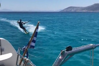 A mówią, żeby blisko nie podpływać! Ten gość najwyraźniej o tym zapomniał :D