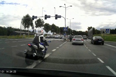 Nagranie z brawurowej jazdy motocyklistów na DK-1! Niewiele brakowało do wypadku!