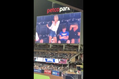 Wyluzowani rodzice cisną bekę ze swojego syna przed całym stadionem w czasie meczu!