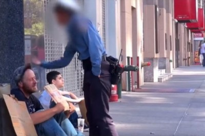 Policjantka potraktowała bezdomnego jak zwykłego śmiecia! Facet okazał się bohaterem z wielkim sercem!