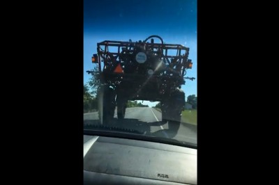 Przejazd autem pod ogromnym opryskiwaczem! Rolnik musiał być konkretnie zdziwiony!