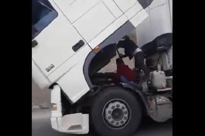 Naprawiali TIRa w czasie jazdy! Dwóch mechaników rozwaliło system swoją akcją!