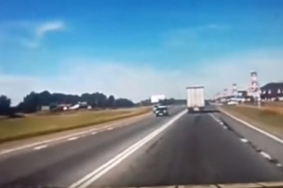 Bandytyzm na drodze! TIR spycha osobówkę powodując czołowe zderzenie! 