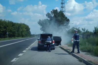 Pożar radiowozu drogówki! Wszyscy mieli ich gdzieś, a policja nawet nie miała gaśnicy!