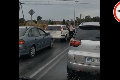 Zobacz czy coś nie jedzie i ciśniemy dalej! Nieodpowiedzialne zachowanie kierowców na przejeździe kolejowym!