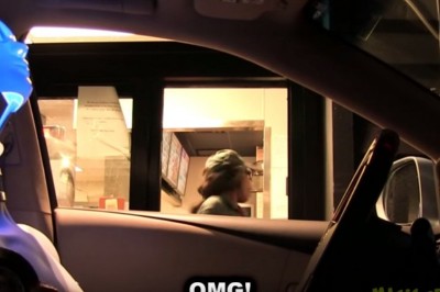 Robot podjeżdża złożyć zamówienie do okienka w McDonald's!  Reakcja pracowników rozbawi Cie do łez :D