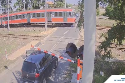 Kierowca ugrzązł pod rogatką! Maszynista zatrzymuje pociąg i robi mu zdjęcie!