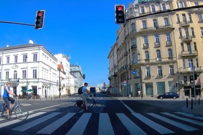Szczyt głupiego zachowania rowerzystów na warszawskich drogach!
