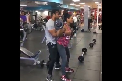 Trener personalny mocno sobie pozwala z klientką! Za takie zachowanie powinien wylecieć z pracy!