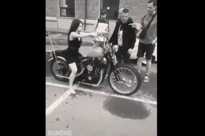 Kiedy chcesz popisać się przed dziewczyną i dajesz jej wsiąść na odpalony motocykl!