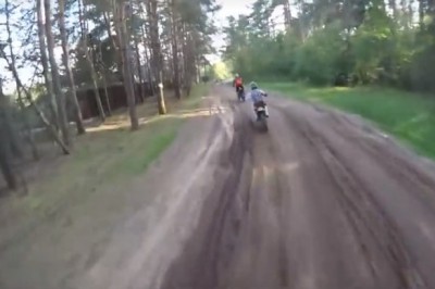 To była bolesna lekcja dla cwaniaka z Lexusa! Postanowił wystartować z łapami do motocyklistów!