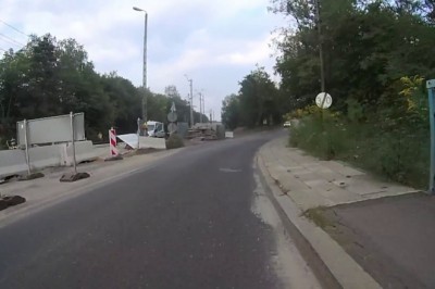 Kierowca busa o mało nie rozjechał rowerzysty na drodze! Tak mu się spieszyło z dostawą!