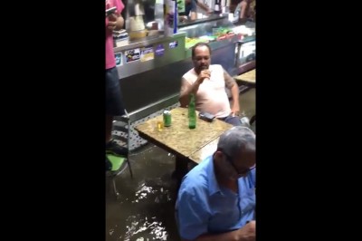 W piciu browara nawet powódź im nie przeszkodzi! To są najlepsi barowi zawodnicy!