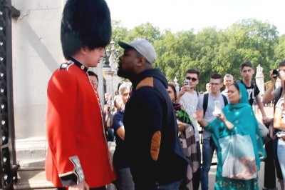 Nerwy też im puszczają! Czyli co się dzieje, kiedy wkurzysz królewskiego strażnika :D