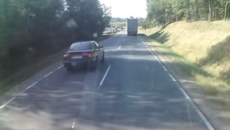 Został niemal zmiażdżony przez dwa TIRy! Pirat w Seacie ląduje w rowie!