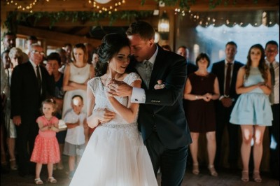 Nowożeńcy na pierwszy taniec wybrali niesamowitą piosenkę z lat 80! Goście nie mogli oderwać od nich oczu! 