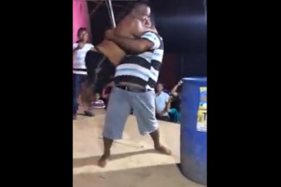 Nietypowa zabawa z cyrku! Właściciele płacą 50$ za wsadzenie karła do beczki!