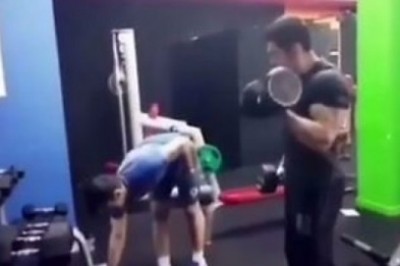 Gdy zobaczył jak on ćwiczy to nie mógł uwierzyć! Człowiek który potrafi wygiąć łokcie w drugą stronę! 