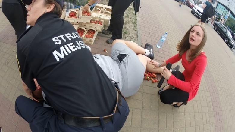 Sprzedawca truskawek dostaje ataku epilepsji. Takiej pomocy przy reanimacji jeszcze nie widziałem