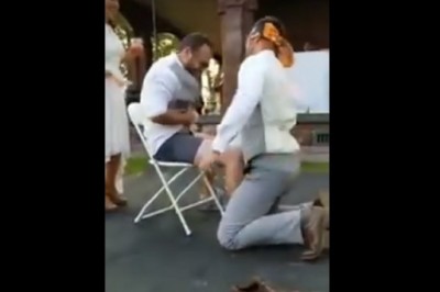 Panna Młoda pięknie wkręciła Pana Młodego na weselnej zabawie.Kiedy zdjął opaskę sam nie wytrzymał ze śmiechu