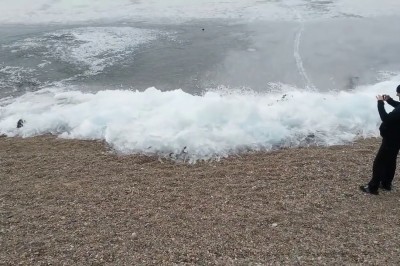 Jezioro Bajkał zamarza „na żywo”. Taki widok robi niesamowite wrażenie