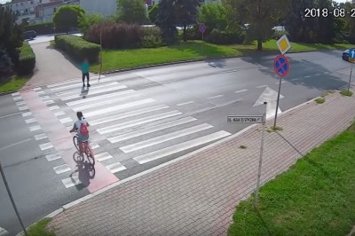 Nagranie z potrącenia 11-letniej dziewczynki na przejściu w Bydgoszczy