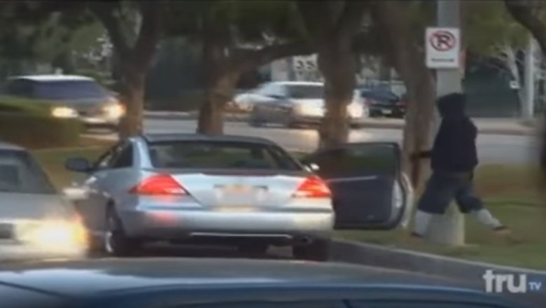 Wiedział, że to auto pułapka, ale i tak postanowił je ukraść. Policja wszystko nagrała